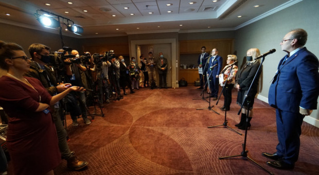 Konferencja prasowa Komitetu Protestacyjnego Pracowników Ochrony Zdrowia w poniedziałek 18 października (fot. JPP) Protestujący medycy piszą do prezesa Kaczyńskiego. Co jeśli nie będzie odpowiedzi?