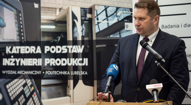 Minister edukacji i nauki Przemysław Czarnek podczas uroczystego podpisania deklaracji przystąpienia do Polskiej Unii Metrologicznej w siedzibie Wydziału Elektrotechniki i Informatyki Politechniki Lubelskiej (fot. PAP/Wojtek Jargiło) Będzie 20 mln zł na rozwój polskiej metrologii