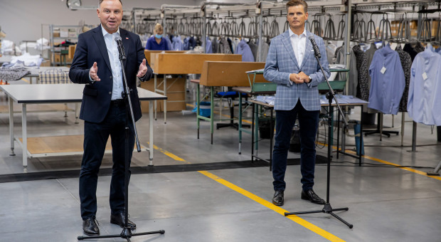 Prezydent RP Andrzej Duda i prezes Polaneksu Jan Wernicki podczas wizyty w siedzibie firmy w Gnieźnie (fot. PAP/Paweł Jaskółka) Państwo uratowało firmę na krawędzi bankructwa