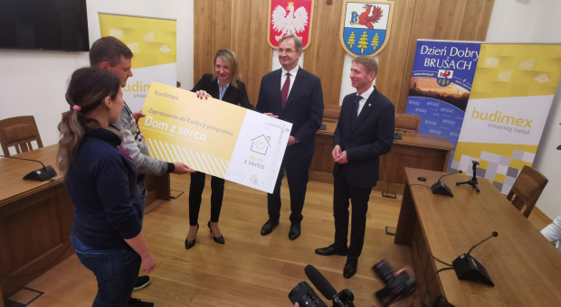 Przekazanie symbolicznej darowizny rodzinie (fot. budimex.pl) Budimex wybuduje za darmo dom dla ośmioosobowej rodziny
