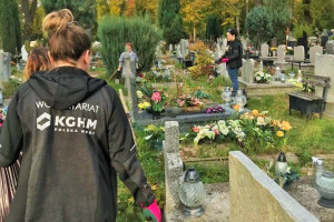 Wolontariusze KGHM uporządkowali stary cmentarz