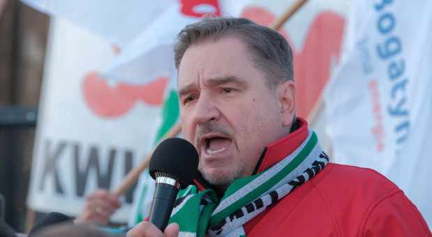 Przewodniczący NSZZ Solidarność Piotr Duda podczas manifestacji związkowców przed siedzibą Trybunału Sprawiedliwości Unii Europejskiej w Luksemburgu (fot. PAP/Mateusz Marek) Szef "Solidarności" przed siedzibą TSUE: dajemy wam czas do namysłu, inaczej podpalimy Europę