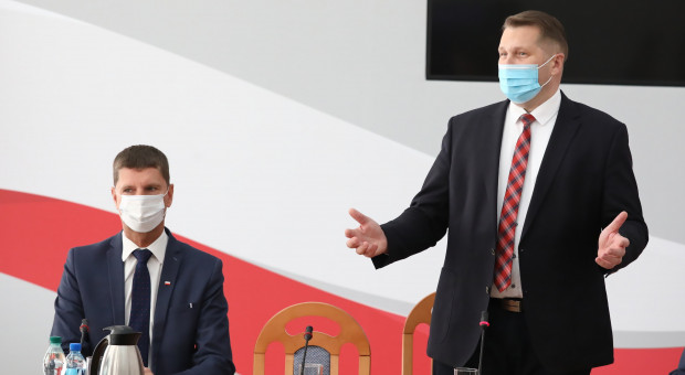 Minister edukacji i nauki Przemysław Czarnek i wiceminister Dariusz Piontkowski podczas spotkania zespołu ds. statusu zawodowego nauczycieli (fot. PAP/Tomasz Gzell) Związkowcy, samorządowcy i rząd dyskutują o zmianach w oświacie