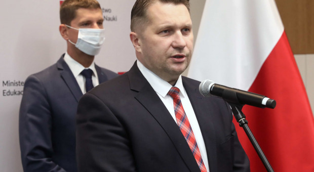 Minister edukacji i nauki Przemysław Czarnek (fot. PAP/Tomasz Gzell) Rząd nie planuje systemowego przejścia na zdalną naukę