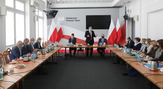Spotkanie zespołu ds. statusu nauczycieli (fot. PAP/Tomasz Gzell) "Nauczyciel pracuje 40 godzin, a nie 18"