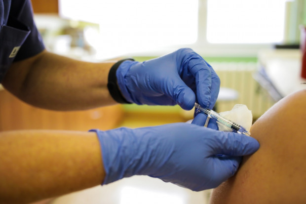 Prof. Banach: Potrzebne obowiązkowe szczepienia m.in. dla medyków