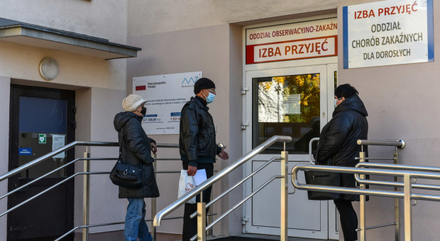 Statut bezrobotnego jest powiązany z prawem do korzystania ze świadczeń opieki lekarskiej (fot. PAP/Wojtek Jargiło) Bezrobotni nie idą do urzędu po zasiłek. Chcą czegoś innego