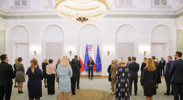 Wśród 100 nominowanych, 64 dotyczą powołania na stanowisko sędziego sądu rejonowego, a 26 - na stanowisko sędziego sądu okręgowego. (fot. Twitter/Kancelaria Prezydenta) Prezydent powołał stu nowych sędziów