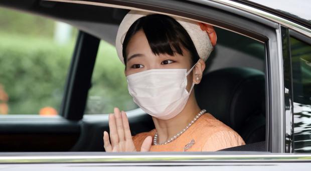 Mako jest pierwszą kobietą z rodziny cesarskiej w powojennej Japonii, która wzięła ślub bez tradycyjnych uroczystości dworskich (fot.:PAP/EPA/JIJI PRESS) Księżniczka Mako straci arystokratyczny status. Przez mezalians