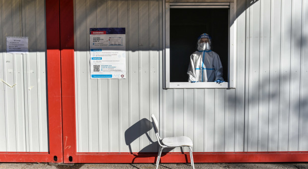 Oparty na sztucznej inteligencji algorytm świetnie sobie radzi, zastępując radiologa. (fot. PAP/Wojtek Jargiło) Sztuczna inteligencja zastąpi lekarzy? Błyskawicznie diagnozuje COVID