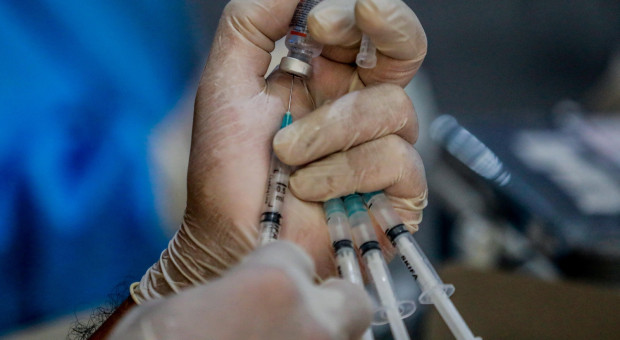 Łącznie od 4 marca ub.r., gdy wykryto w Polsce pierwsze zakażenie SARS-CoV-2, potwierdzono 2 982 143 przypadki (fot. PAP/EPA/DEDI SINUHAJI) COVID-19 w Polsce. Wprowadzenie obostrzeń zależne od trzech wskaźników