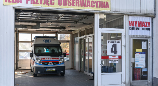 Wynagrodzenie pracowników służby zdrowia reguluje ustawa (fot. PAP/Wojtek Jargiło) Ile zarabia pielęgniarka, lekarz czy fizjoterapeuta. Ich pensje reguluje ustawa