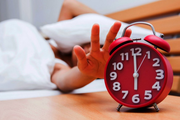 Dodatkowa godzina snu wpływa na efektywność pracy? Ekspert wyjaśnia