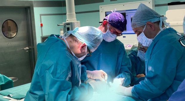 30 września wypowiedzenia złożyło 26 lekarzy, z czego dwóch je wycofało. Łącznie na biurku dyrekcji i kadr szpitala jest 48 wypowiedzeń. (fot. Facebook/Uniwersytecki Szpital Dziecięcy) Kolejni lekarze złożyli wypowiedzenia. Chcą zarabiać co najmniej trzy średnie krajowe