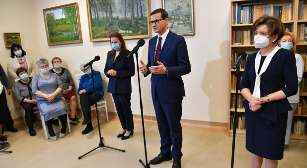 Mateusz Morawiecki mówił o wielkiej obniżce podatków dla seniorów. (fot. PAP/Piotr Nowak) Blisko 70 proc. osób nie zapłaci podatku