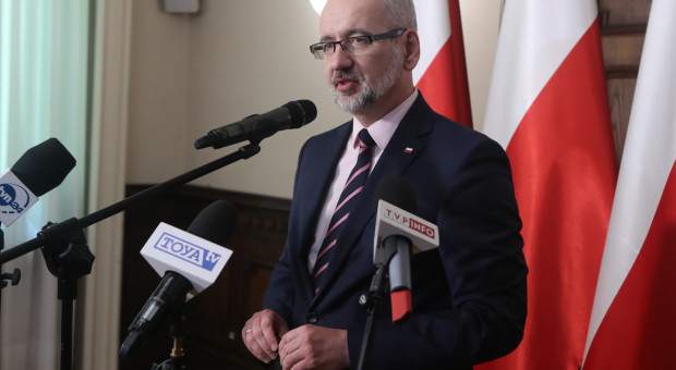 Adam Niedzielski, minister zdrowia. (fot. PAP/Roman Zawistowski) Ministerstwo Zdrowia do dyrektorów stacji pogotowia: macie pieniądze na zwiększone wyceny