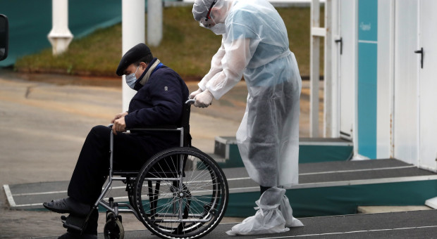 Personel medyczny, lekarze i pielęgniarki, są wyczerpani, wielu chętnie skróciłoby swoje godziny pracy (fot. PAP/EPA/MAXIM SHIPENKOV) Rekord zachorowań na COVID-19. W szpitalach brakuje medyków
