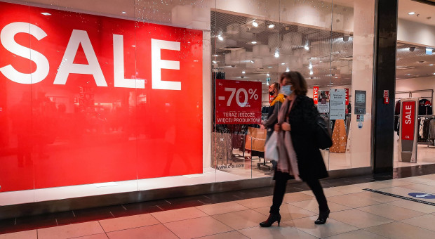 Black Friday (Czarny Piątek) to coroczne amerykańskie święto konsumpcji, podczas którego sprzedawcy oferują rabaty i promocje (fot. PAP/Wojtek Jargiło) Black Friday. Sklepy szykują duże obniżki cen na Czarny Piątek