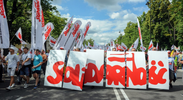 Związkowcy z "Solidarności" domagają się podwyżki wynagrodzenia zasadniczego w wysokości 1500 zł brutto dla wszystkich pracowników ARiMR i KRUS (Fot. solidarnosc.org.pl) Mają dość pracy za najniższą krajową. Jadą protestować do Warszawy