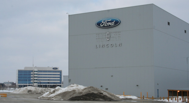 Ford jest pierwszym z wielkiej trójki amerykańskich producentów samochodów, który wprowadził obowiązek szczepień dla swoich amerykańskich pracowników (fot. Whpq/ CC BY-SA 3.0,wikipedia) Ford wprowadza obowiązek szczepień dla pracowników