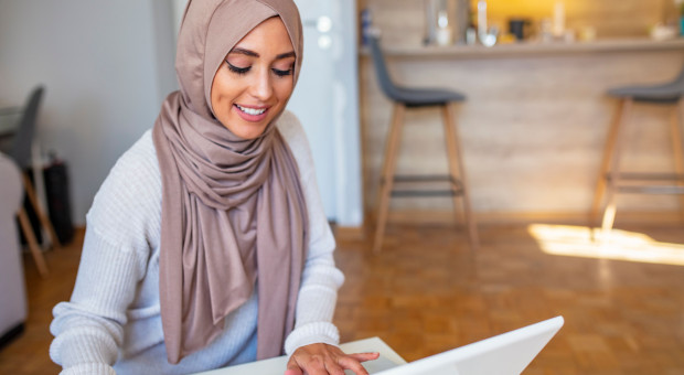 Obecnie kobiety stanowią 33 proc. siły roboczej saudyjskiego społeczeństwa (fot. Shutterstock) Kobiety w Arabii Saudyjskiej zarabiają o połowę mniej niż mężczyźni