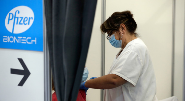 Przyjęcie jednej dawki pozwala na powrót do wykonywania obowiązków. (fot. PAP/EPA/ANDREJ CUKIC) Niezaszczepieni bez pracy i pensji. Restrykcyjne przepisy już obowiązują