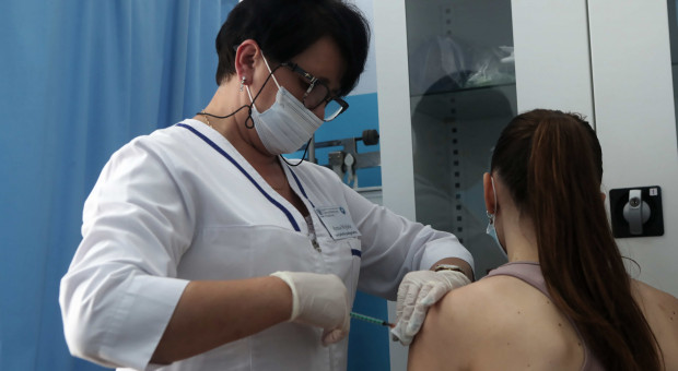W tej chwili średnia wieku dla pielęgniarek to 53 lata i 51 lat dla położnych. (fot. PAP/Roman Zawistowski) "Pielęgniarka idzie na emeryturę i umiera"