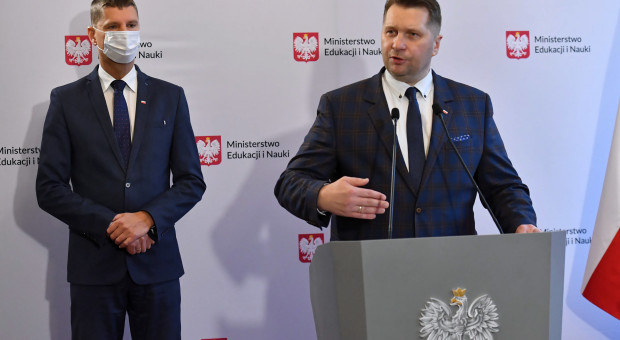Minister edukacji i nauki Przemysław Czarnek oraz sekretarz stanu w MEiN Dariusz Piontkowski (fot. PAP/Piotr Nowak) Nowy przedmiot historia i teraźniejszość zastąpi wiedzę o społeczeństwie