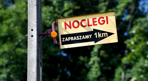 Prawie 70 proc. reprezentantów sektora zauważa, że liczba gości dynamicznie wzrasta, co jest przede wszystkim wynikiem popularności szczepień przeciwko COVID-19 (fot. PAP/Darek Delmanowicz) Gości przybywa, ale nie ma komu ich obsłużyć. Pracownicy zostawiają branżę