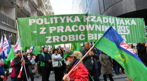 Sytuacja w Zakładzie Ubezpieczeń Społecznych jest coraz bardziej napięta (Fot. PAP/Piotr Nowak) Pracownicy ZUS nie przyjdą do pracy. Co z wypłatą emerytur i rent?