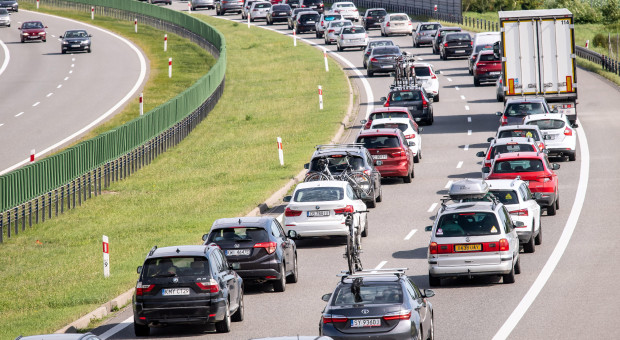 Walka o urealnienie kilometrówek trwa od lat (Fot. PAP/Tytus Żmijewski) Benzyna po 6 zł, a stawki kilometrówki ani drgną