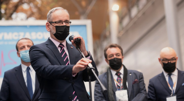 Adam Niedzielski, minister zdrowia. (fot. PAP/Jakub Kaczmarczyk) Minister zdrowia zabrał głos w sprawie projektu weryfikacji szczepień w pracy
