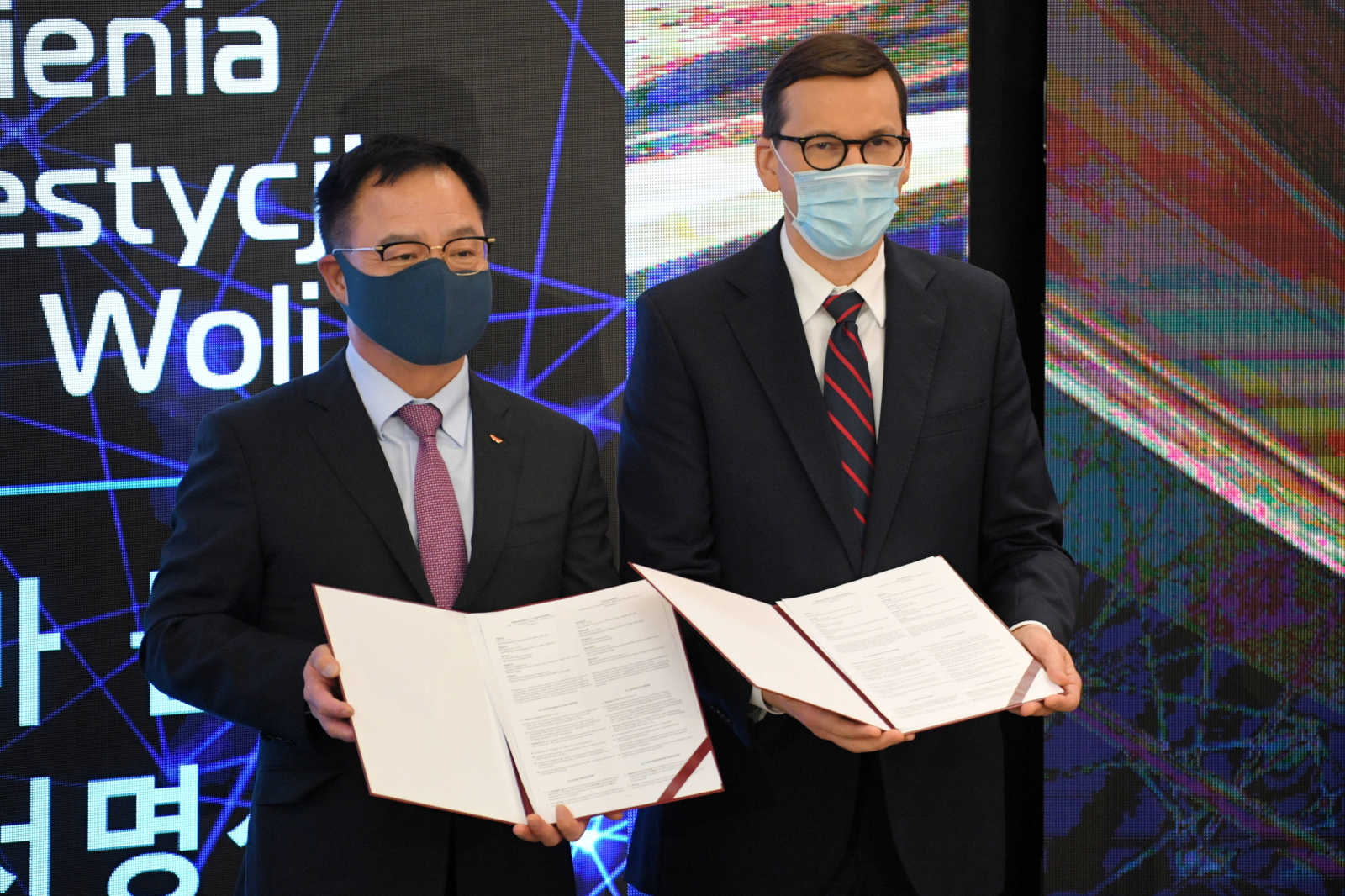 Na zdjęciu Mateusz Morawiecki, premier Polski oraz Wan-Jae Lee, prezes SKC (fot. PAP/Darek Delmanowicz)