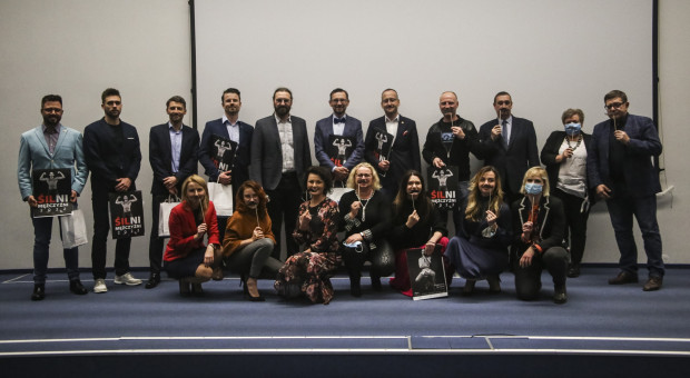 Lekarze wzięli udział w profesjonalnej sesji zdjęciowej (fot. izba-lekarska.org.pl) Lekarze zostali modelami w kalendarzu