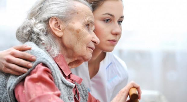 21 listopada pracownicy socjalni obchodzą swoje święto branżowe (Fot. Shutterstock) Pracownicy socjalni nie odpuszczają. Walczą o lepsze warunki pracy