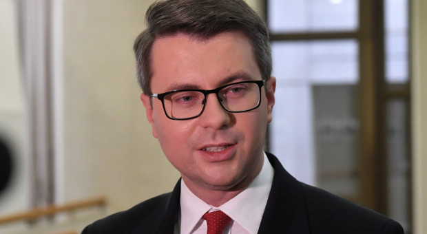 Rzecznik rządu Piotr Müller mówił o obostrzeniach (fot. PAP/Radek Pietruszka) Rzecznik rządu o lokalnych obostrzeniach. Gdzie? "Są takie miejsca"