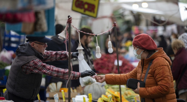 Największe spadki wydatków konsumpcyjnych gospodarstw domowych zaobserwowano w pozycjach „restauracje i hotele” (-38 proc. w porównaniu z 2019 r.) (fot. PAP/EPA/ERDEM SAHIN) Rekordowy spadek wydatków. Najwięcej kosztowały nas czynsz, rachunki i paliwo