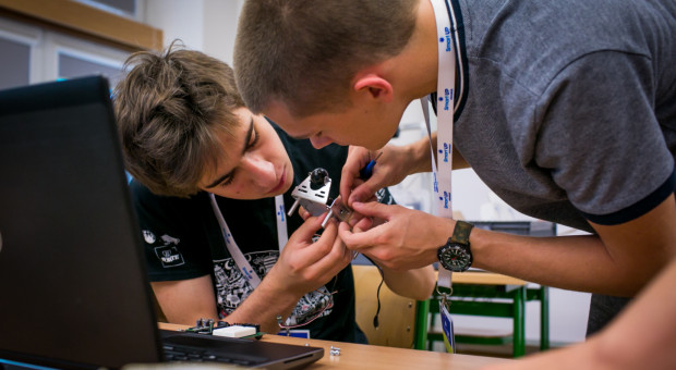 Według 40 proc. nastolatków umiejętność sprawnego korzystania z nowych technologii będzie najbardziej pożądaną zdolnością na rynku pracy (Fot. materiały prasowe) Tak młodzi widzą rynek pracy. Zdominuje go jeden element