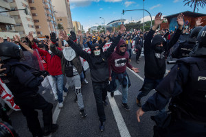 Gwałtowny protest robotników w Hiszpanii. Wozy bojowe na ulicach