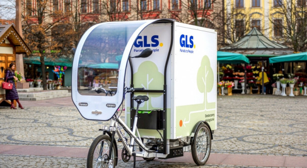 W tym i przyszłym roku GLS Poland wprowadzi łącznie 15 rowerów kurierskich (Fot. mat. pras.) Kurierzy GLS dostarczą paczki rowerami