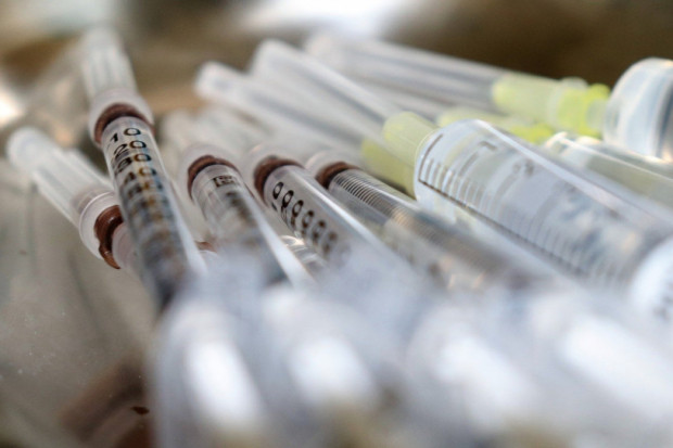 Przepisy nie przewidują karania pracodawców za przymuszanie do szczepień
