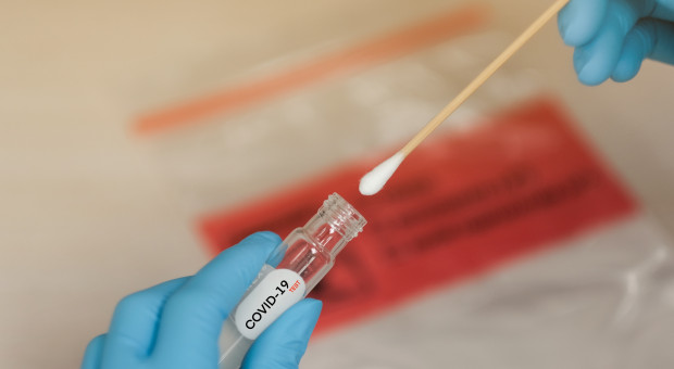 Pracodawca będzie mógł poprosić pracownika przed przystąpieniem do pracy o okazanie wyniku testu na COVID-19 (fot. Shutterstock) Każdy pracownik w Polsce będzie miał prawo do bezpłatnego testu na COVID-19