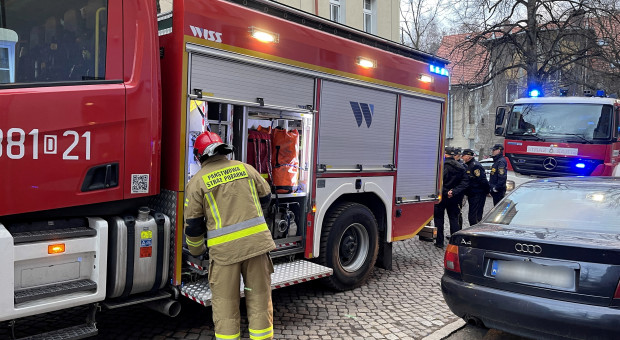 Straty po pożarze oszacowano na 70 tys. zł. (fot. PAP/Maciej Kulczyński) 70 tys. zł strat. Niezadowolona stażystka podpaliła dokumenty