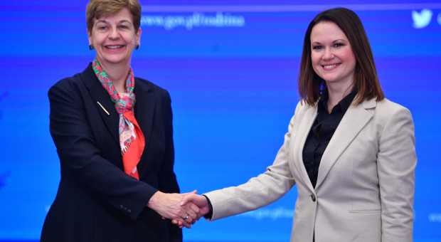 W imieniu minister Marleny Maląg sekretarz stanu Anna Schmidt, a ze strony Królestwa Niderlandów - ambasador Daphne Bergsma. (fot. PAP/Radek Pietruszka) Polska i Holandia łączą siły w sprawie walki o prawa pracownicze