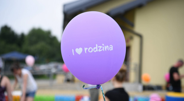Zmiany w składaniu wniosków na 500 plus wchodzą w życie od nowego roku. (fot. PAP/Darek Delmanowicz) Zbliża się ważna data dla osób pobierających "500 plus"