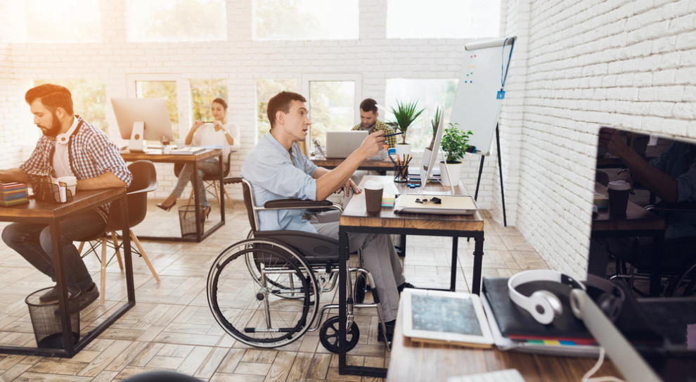 W badaniu przeprowadzonym przez Fundację Biznes Bez Barier aż 43,6 proc. pracodawców deklaruje, że w najbliższym czasie planuje zatrudnienie osób z niepełnosprawnościami, a 49 proc. tego nie wyklucza (Fot. Shutterstock)