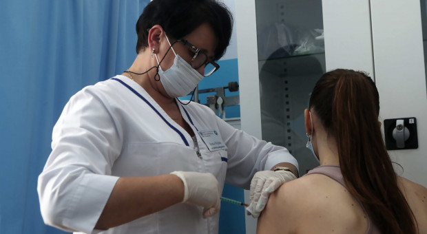 Pielęgniarki: Termin obowiązkowych szczepień jest zbyt odległy