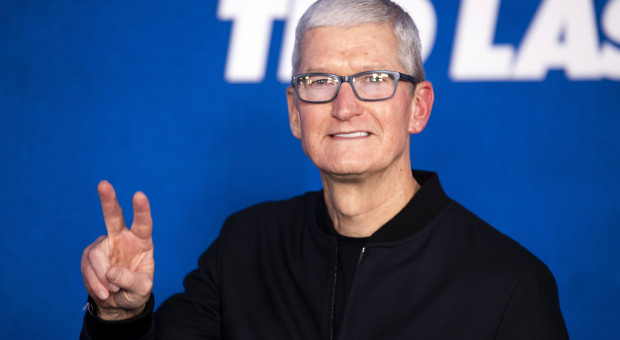 Pensja Tima Cooka składa się między innymi z wynagrodzenia zasadniczego w kwocie 3 mld dol. (Fot. Etienne Laurent/PAP/EPA) Szef Apple zarobił 1447 razy więcej niż przeciętny pracownik firmy