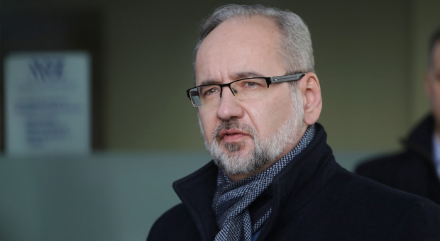 Minister zdrowia Adam Niedzielski (fot. PAP/Albert Zawada) Mundurowi i nauczyciele powinni się obowiązkowo zaszczepić