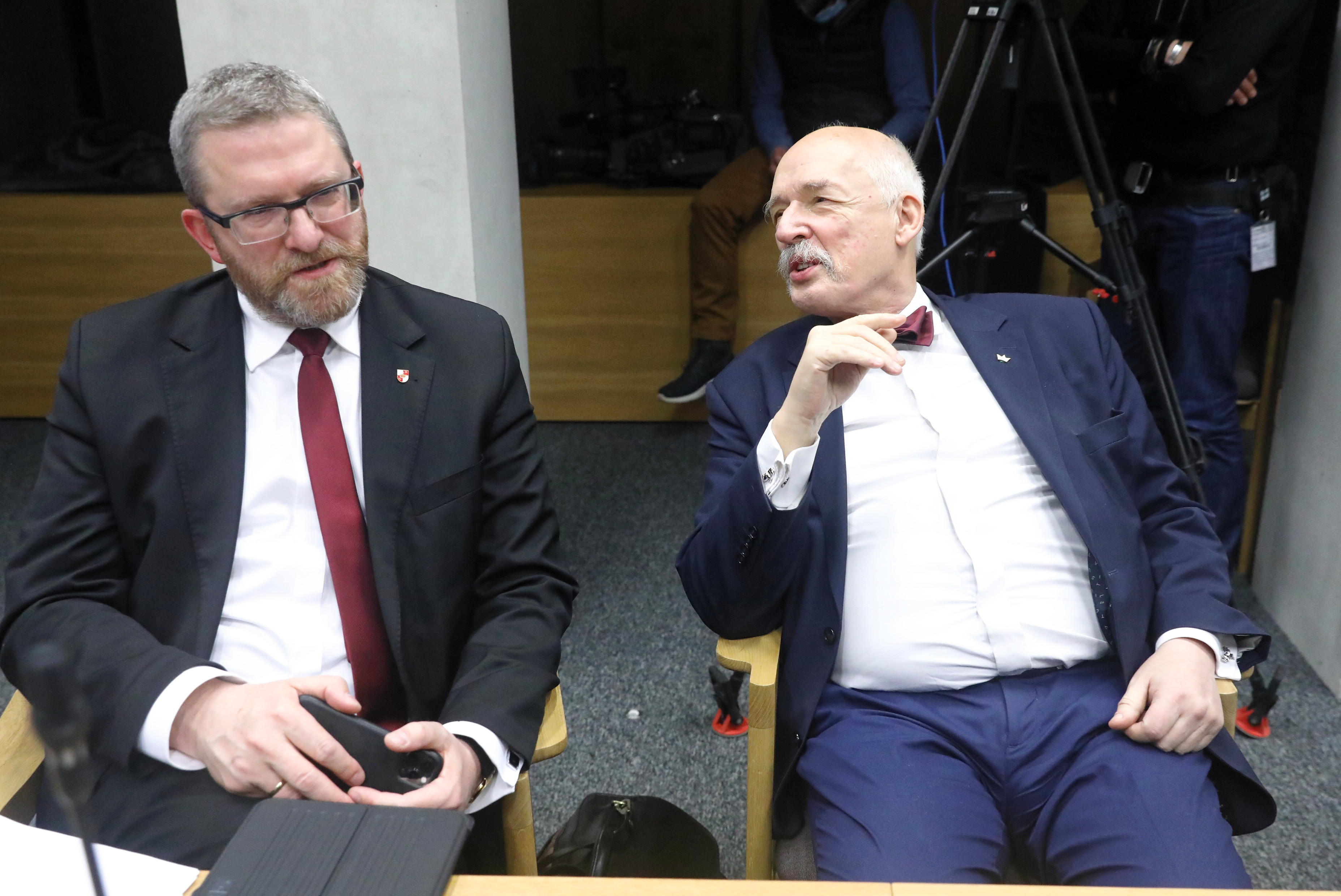 Od lewej: poseł Konfederacji Grzegorz Braun i europoseł Janusz Korwin-Mikke (fot. PAP/Tomasz Gzell) 